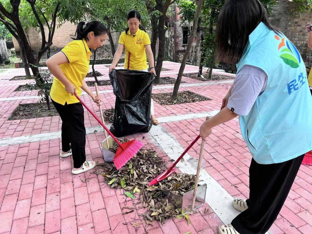 九游娱乐官网：九游娱乐app：“百千万工程”之环保助力——香市小学家长志愿服务队协助陈家埔村四小园环境整治和护理活动(图2)